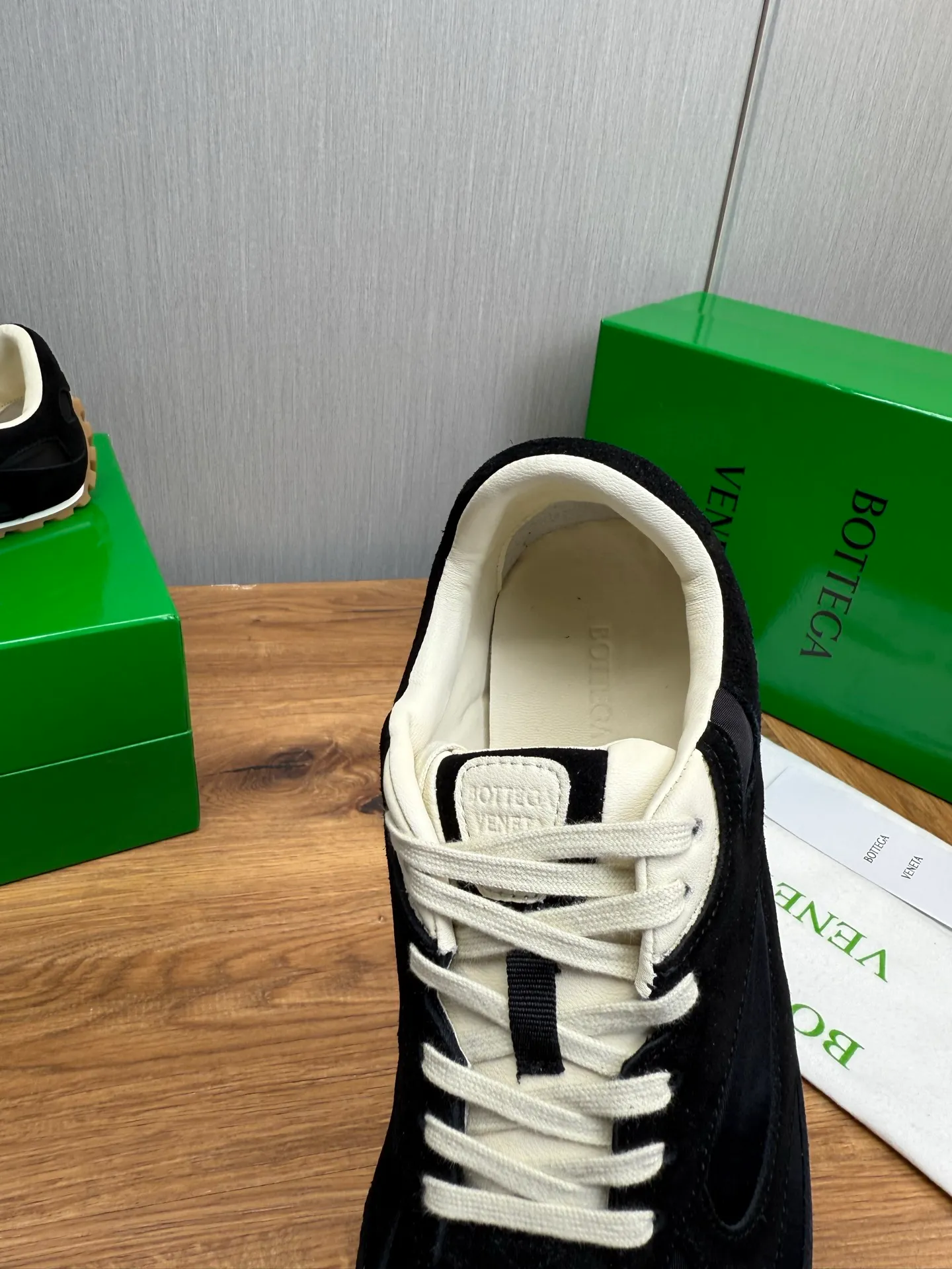 Men's men's shoes💰540💰 Bottega Veneta｜BV's new Forrest Gump shoes. Dexun shoes🩷💚 Sneaker technology nylon and suede, inspired by retro sneakers, light, comfortable, breathable and essential item. Original wear-resistant and non-slip rubber outsole❕❗️ Size: Female 35-40 (40 is custom-made and cannot be returned) Male 39-45 (45 is custom-made and cannot be returned or exchanged)
